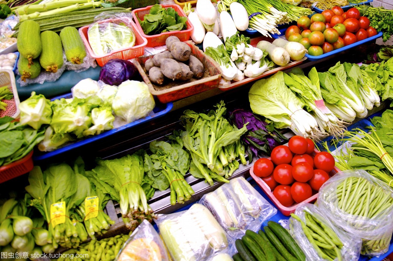 色彩繽紛的蔬菜攤 無人市場的創意攝影